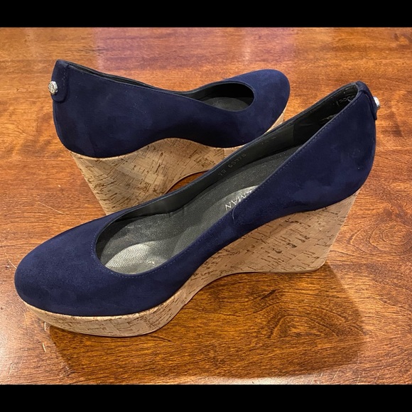 Stuart Weizmann “Princess Kate” Navy Wedge